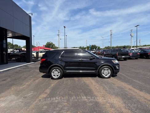 Used 2016 Ford Explorer XLT FWD image 2