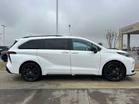 Used 2023 Toyota Sienna XSE image 19