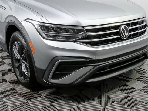 Certified 2023 Volkswagen Tiguan SE FWD image 38