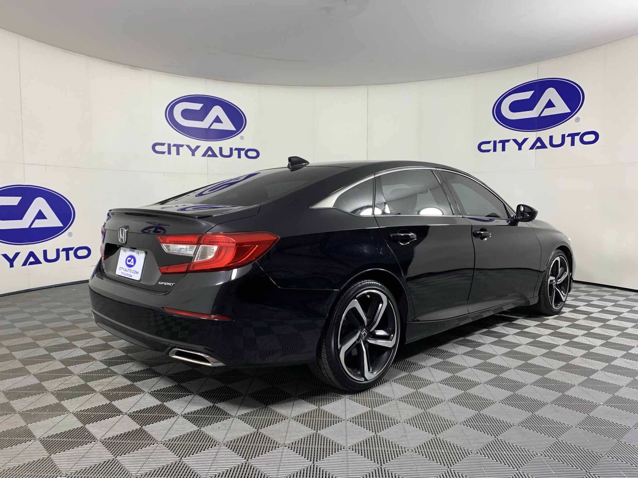 Used 2018 Honda Accord Sport image 3