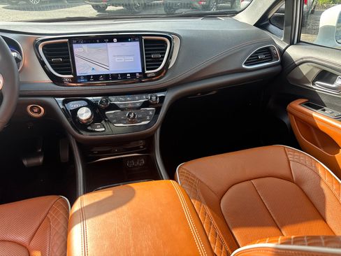 Used 2024 Chrysler Pacifica Pinnacle AWD/4WD image 31