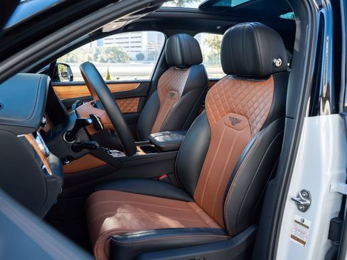 Used 2023 Bentley Bentayga image 22