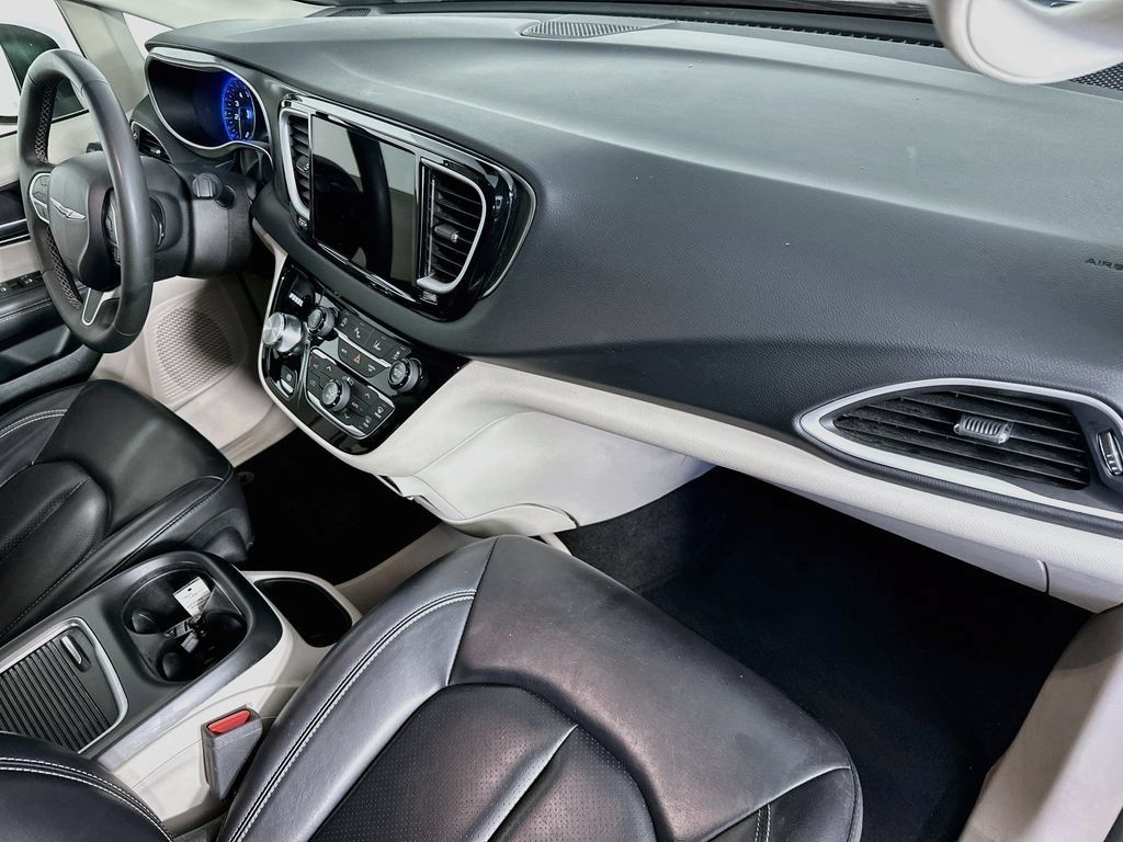 Used 2023 Chrysler Pacifica Touring-L FWD image 30