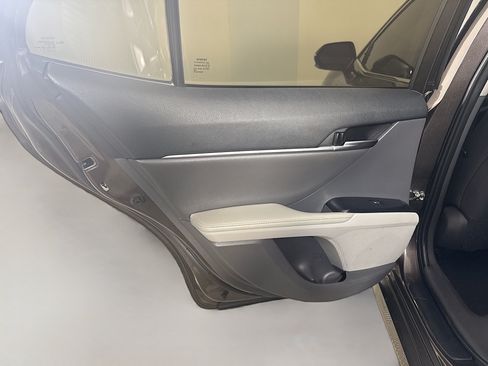 Used 2020 Toyota Camry XLE FWD image 26