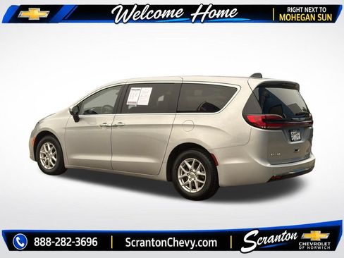 Used 2023 Chrysler Pacifica Touring-L FWD image 5