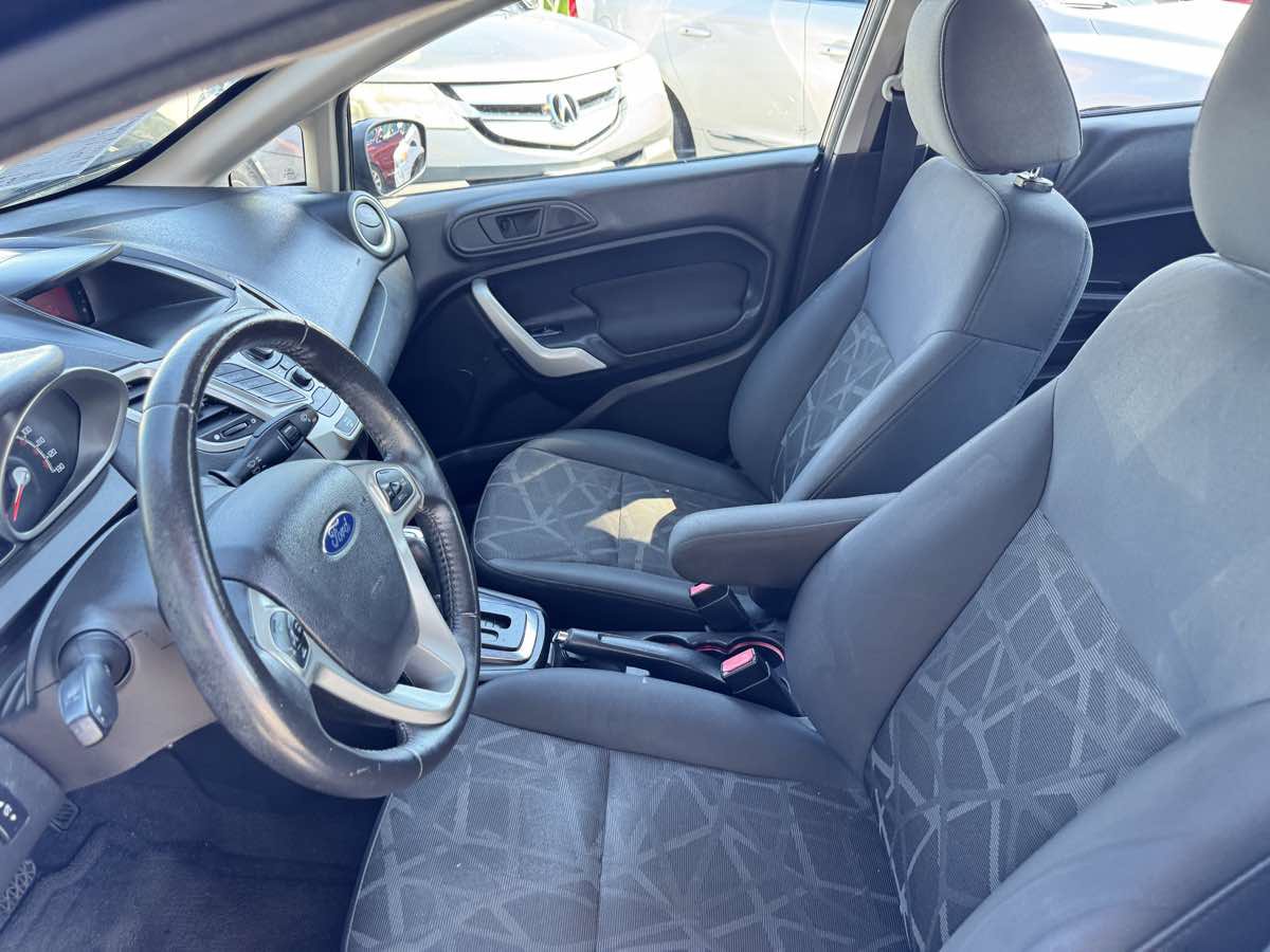 Used 2013 Ford Fiesta SE FWD image 32