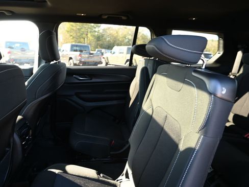 New 2025 Jeep Grand Cherokee L Laredo image 19