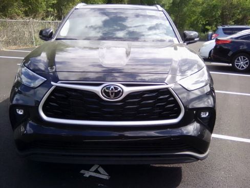 Used 2023 Toyota Highlander XLE FWD image 19