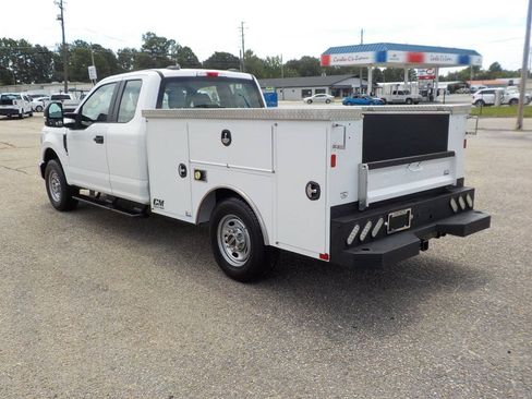 Used 2022 Ford F250 XL w/ Power Equipment Group RWD image 3
