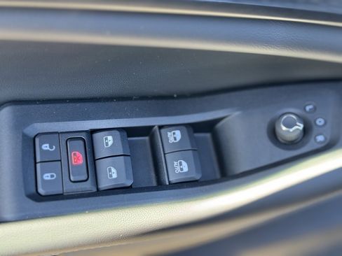 Used 2024 Jeep Grand Cherokee Laredo X image 23