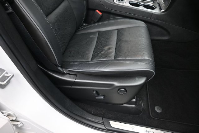Used 2020 Jeep Grand Cherokee Overland AWD/4WD image 33