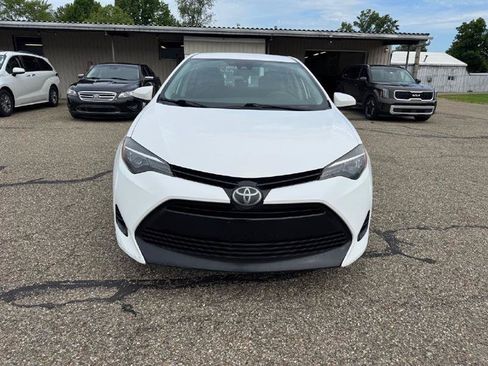 Used 2018 Toyota Corolla LE FWD image 2