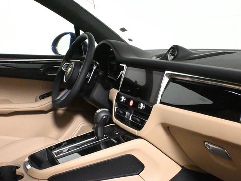 Used 2025 Porsche Macan AWD/4WD image 41