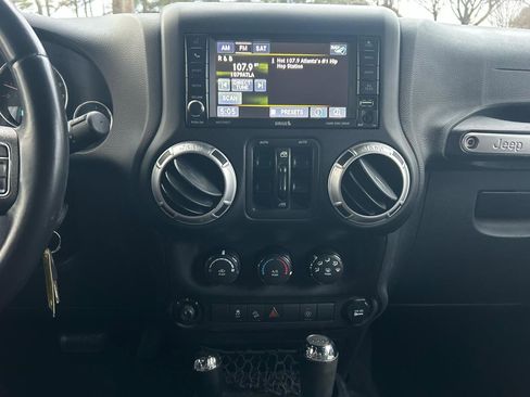 Used 2015 Jeep Wrangler Unlimited Rubicon w/ Connectivity Group AWD/4WD image 30
