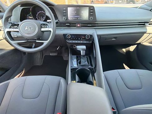 Used 2022 Hyundai Elantra Blue image 18