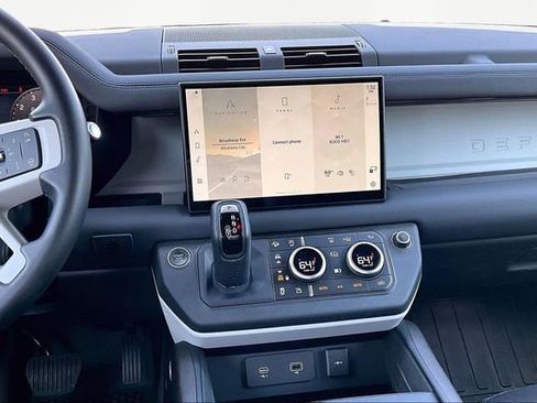 Used 2024 Land Rover Defender 130 X-Dynamic SE image 6