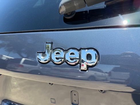 Used 2019 Jeep Cherokee Latitude Plus FWD image 9