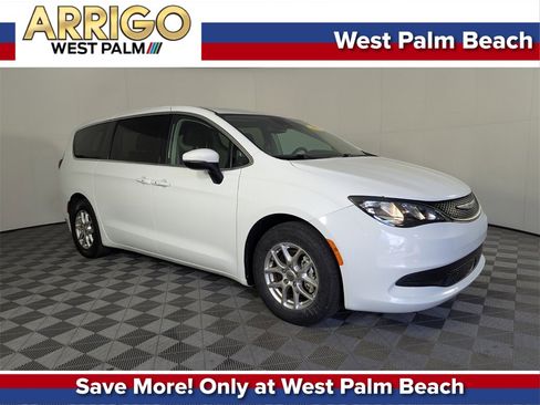 Used 2023 Chrysler Voyager LX image 1