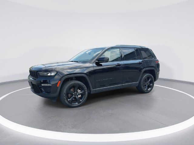Used 2023 Jeep Grand Cherokee Limited w/ Black Appearance Package AWD/4WD image 4