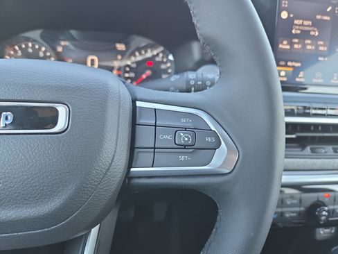 Used 2025 Jeep Compass Latitude image 12