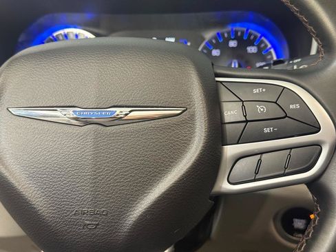 Used 2018 Chrysler Pacifica Touring-L w/ Premium Audio Group FWD image 26