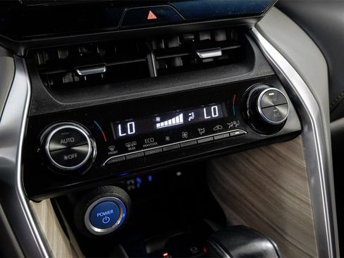 Used 2022 Toyota Venza XLE image 23