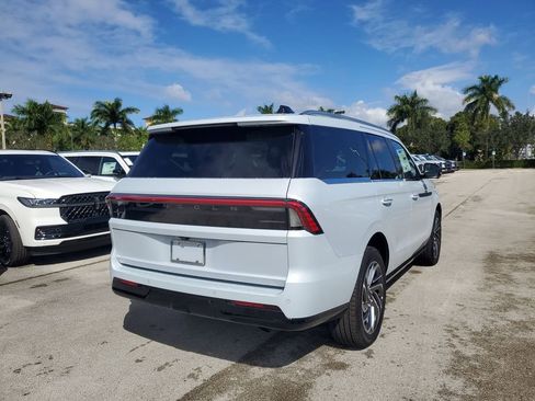 New 2025 Lincoln Navigator Reserve image 4