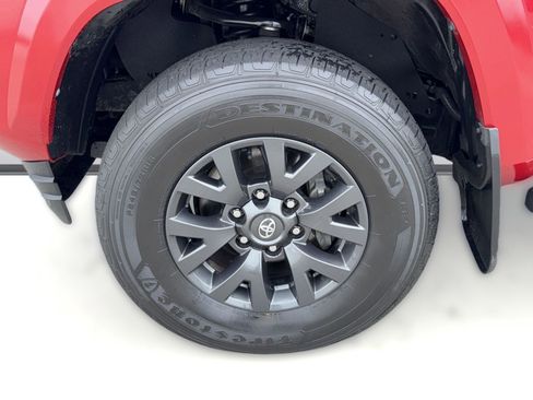 Used 2022 Toyota Tacoma SR5 w/ Technology Package RWD image 11