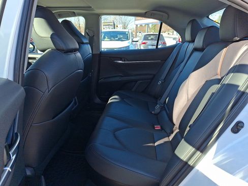 Used 2020 Toyota Camry XLE w/ Sunroof Package image 10