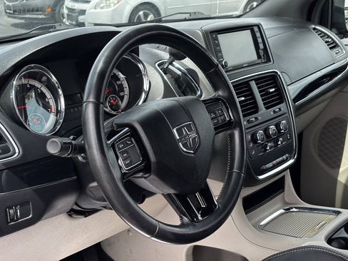 Used 2019 Dodge Grand Caravan SXT FWD image 13