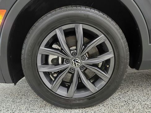 Used 2022 Volkswagen Tiguan SE w/ Panoramic Sunroof Package FWD image 34