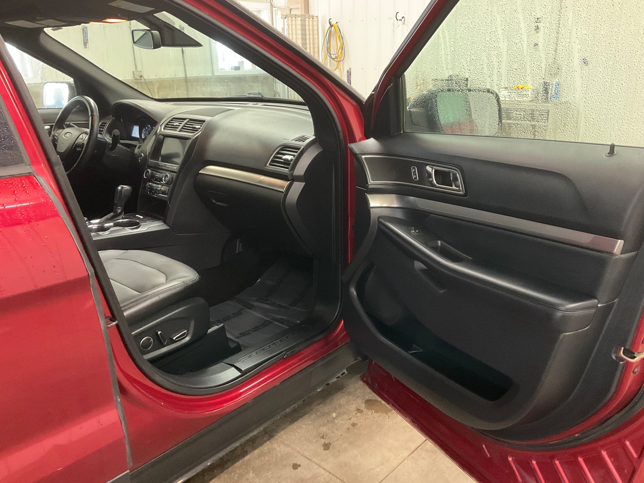 Used 2018 Ford Explorer XLT w/ Equipment Group 202A AWD/4WD image 28