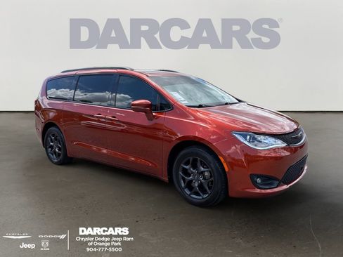 Used 2018 Chrysler Pacifica Limited w/ Advanced Safetytec Group FWD image 1