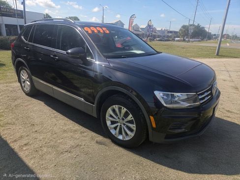 Used 2018 Volkswagen Tiguan SE w/ Panoramic Sunroof Package FWD image 2