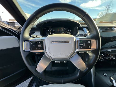 Certified 2024 Land Rover Discovery Metropolitan Edition image 21