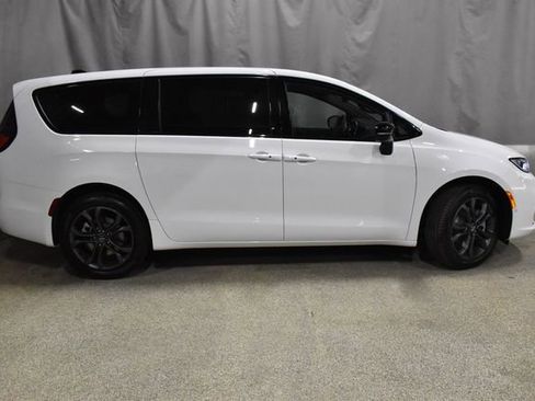 New 2026 Chrysler Pacifica Select image 3