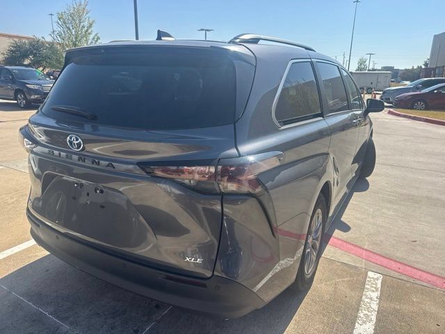 Certified 2025 Toyota Sienna XLE FWD image 3