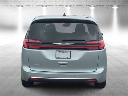 Used 2024 Chrysler Pacifica Touring-L image 7