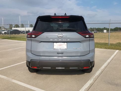 Certified 2025 Nissan Rogue SL w/ Tech Package image 6
