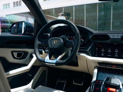 Used 2025 Lamborghini Urus SE AWD/4WD image 37