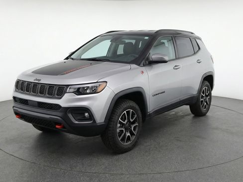 Used 2025 Jeep Compass Trailhawk AWD/4WD image 3
