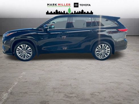 Used 2022 Toyota Highlander Platinum AWD/4WD image 2