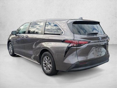 Used 2022 Toyota Sienna XLE image 5