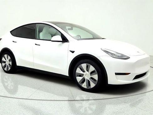 Used 2023 Tesla Model Y AWD image 3