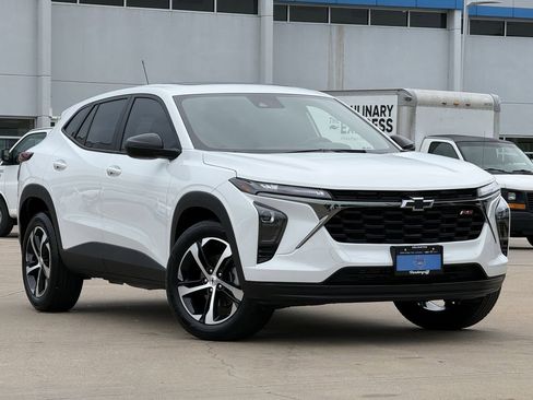 Certified 2025 Chevrolet Trax RS w/ Sunroof Package FWD image 2