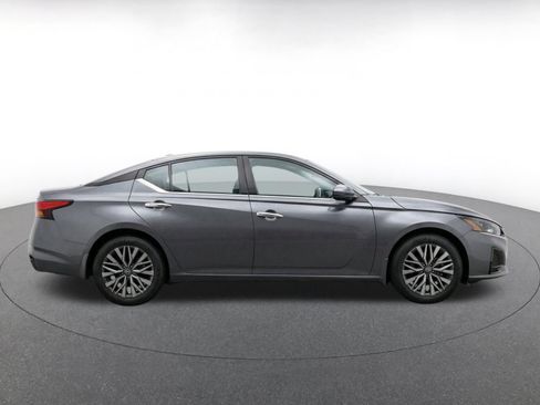 Used 2025 Nissan Altima 2.5 SV FWD image 10
