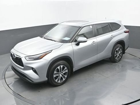 Used 2024 Toyota Highlander XLE FWD image 34