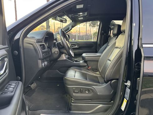 Used 2022 GMC Yukon XL SLT w/ SLT Premium Package image 16