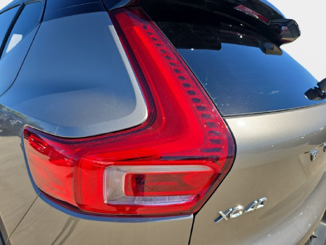 Used 2022 Volvo XC40 T5 R-Design w/ Advanced Package AWD/4WD image 37