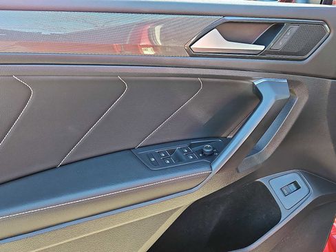 Used 2022 Volkswagen Tiguan SE w/ Panoramic Sunroof Package image 10